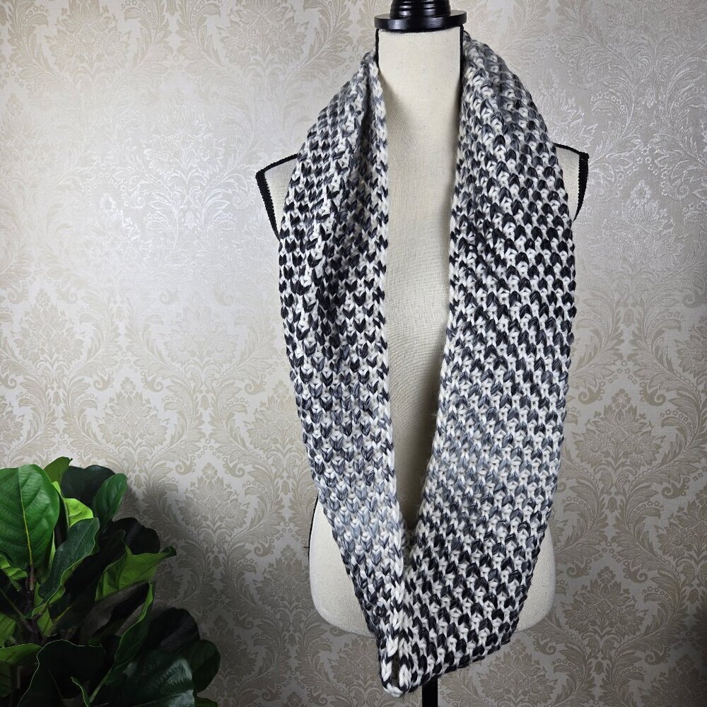 Old Navy Knitted Infinity Loop Scarf Black White Gray NWT
